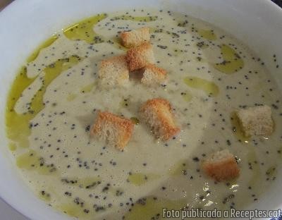 Crema de carxofes amb bocinets de pa